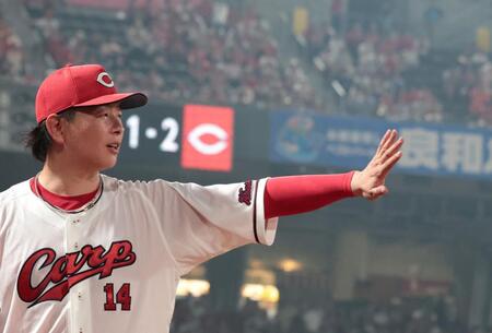 　８回、リードを守り切り、チームメートとタッチを交わす大瀬良（撮影・市尻達拡）