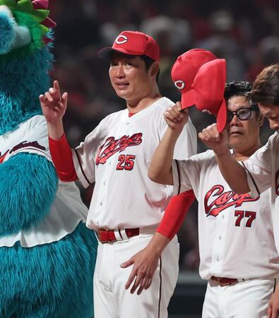 　試合後、ファンにあいさつする新井監督ら（撮影・市尻達拡）