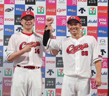 　お立ち台でポーズを決める大瀬良と中村奨（撮影・市尻達拡）