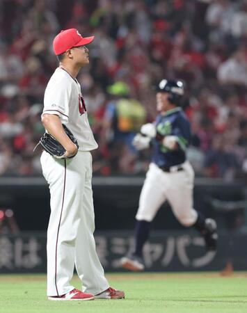 　６回、増田珠に中越え２ランを許し、立ち尽くす森（撮影・市尻達拡）