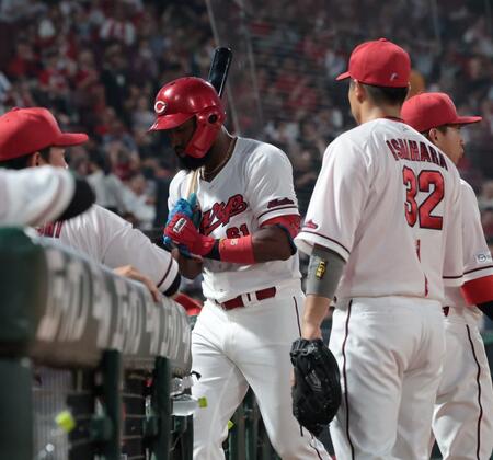 　５回、捕邪飛に倒れ、ベンチに戻るファビアン（撮影・市尻達拡）