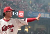 　８回、リードを守り切り、チームメートとタッチを交わす大瀬良（撮影・市尻達拡）