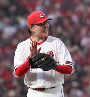 　５回、味方の好守に感謝する大瀬良（撮影・市尻達拡）