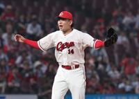 　６回、オスナを空振り三振に仕留め両手を広げる大瀬良（撮影・市尻達拡）