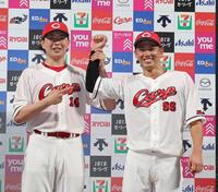 　お立ち台でポーズを決める大瀬良と中村奨（撮影・市尻達拡）