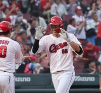 　３回、左越え２ランを放ち、タッチを交わす中村奨（撮影・市尻達拡）