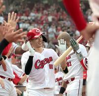 　３回、左越え２ランを放ち、ポーズを決める中村奨（撮影・市尻達拡）