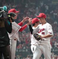 　勝利後、中村奨とタッチを交わす新井監督（撮影・市尻達拡）