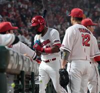 　５回、捕邪飛に倒れ、ベンチに戻るファビアン（撮影・市尻達拡）