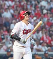 　３回、二塁で右飛に終わり、顔をしかめる小園（撮影・市尻達拡）