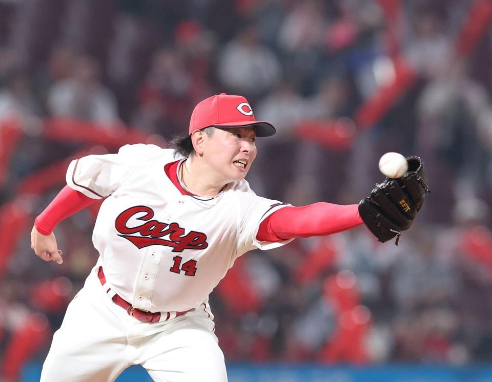 　７回、伊藤の打球にグラブを出す大瀬良（撮影・市尻達拡）