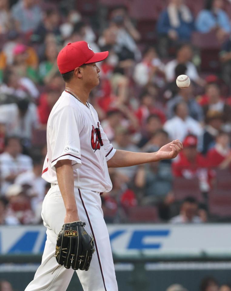 　２回、中村優に四球を与え、球を放り投げる森（撮影・市尻達拡）