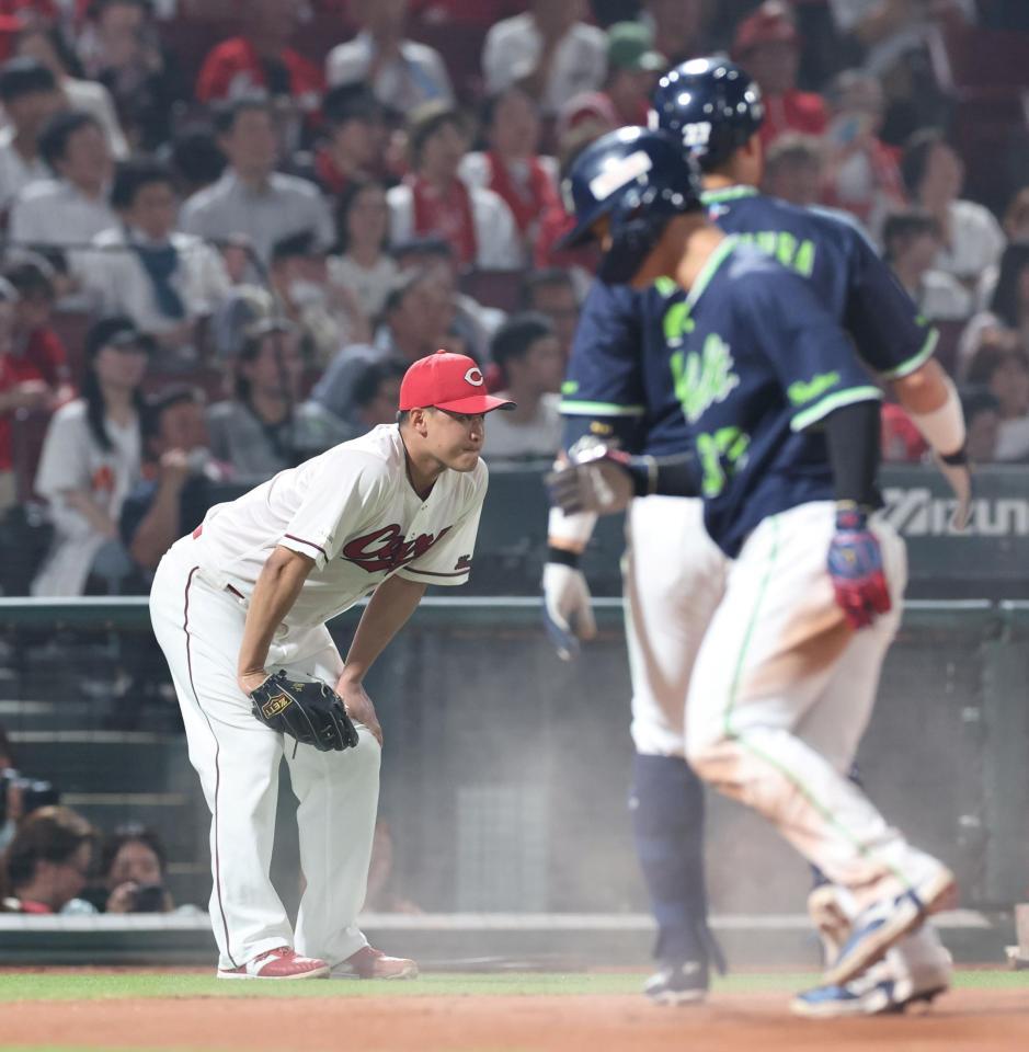 　６回、伊藤の中前タイムリーで２点目を許し、膝に手を突く森（撮影・市尻達拡）