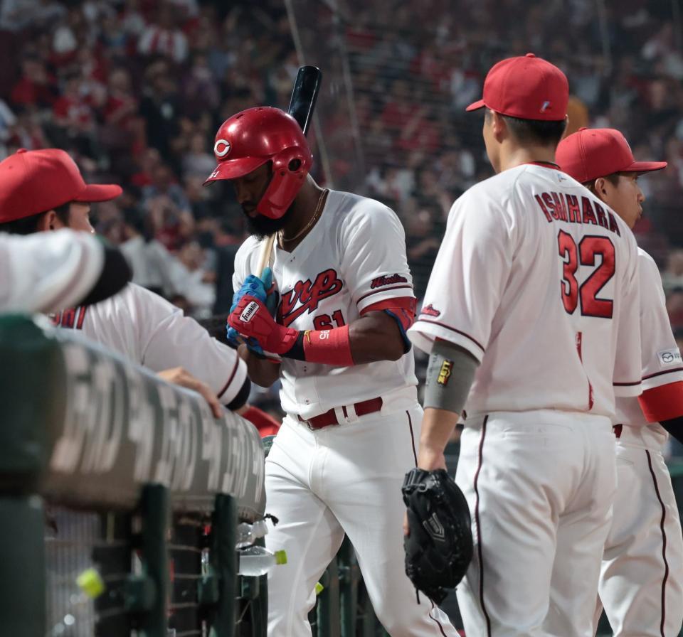 　５回、捕邪飛に倒れ、ベンチに戻るファビアン（撮影・市尻達拡）