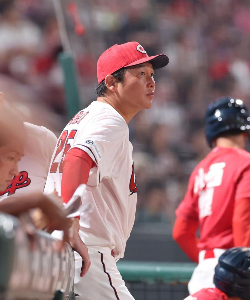 　７回の攻撃を終え、投手交代を告げる新井監督（撮影・市尻達拡）
