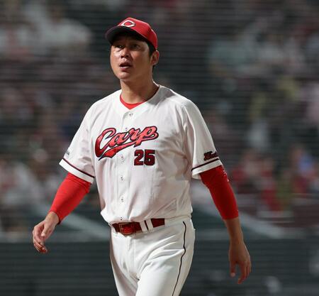 　８回の攻撃を終え、選手交代を告げる新井監督（撮影・市尻達拡）