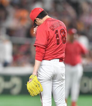 　８回、代打・キャベッジに先制の右越えソロを打たれ肩を落とす森下（撮影・開出牧）