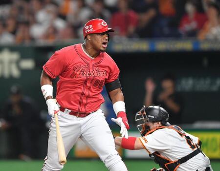 　８回、見逃し三振に倒れ悔しがるモンテロ。捕手・甲斐（撮影・開出牧）