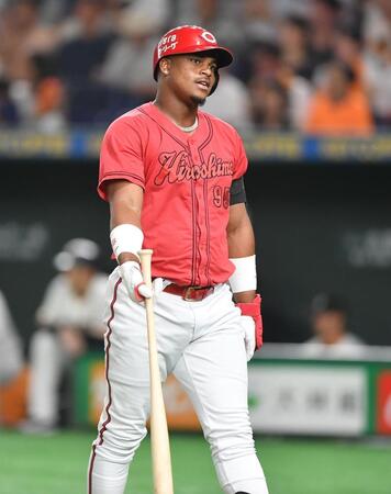 　５回、三振に倒れ悔しさをにじませるモンテロ（撮影・開出牧）