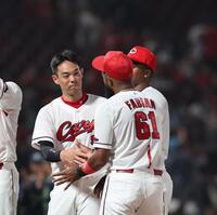 　ＮＰＢ通算３００二塁打を達成し、ファビアンから祝福される秋山（撮影・市尻達拡）