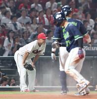 　６回、伊藤の中前タイムリーで２点目を許し、膝に手を突く森（撮影・市尻達拡）