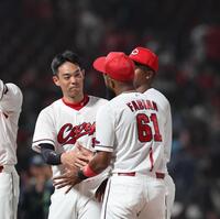 　ＮＰＢ通算３００二塁打を達成し、ファビアンから祝福される秋山（撮影・市尻達拡）