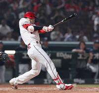 　９回、左翼線への二塁打を放つ秋山（撮影・市尻達拡）