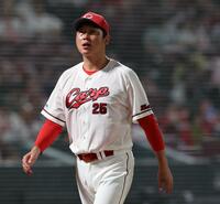 　８回の攻撃を終え、選手交代を告げる新井監督（撮影・市尻達拡）