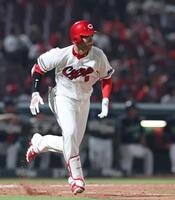 　９回、左翼線への二塁打を放つ秋山（撮影・市尻達拡）