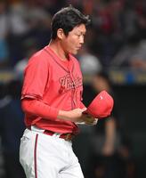 　メンバー表交換を行った新井監督（撮影・開出牧）