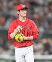 　８回、代打・キャベッジに先制の右越えソロを打たれ悔しそうにネット裏のスコアボードを見つめる森下（撮影・開出牧）