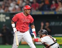 　８回、見逃し三振に倒れ悔しがるモンテロ。捕手・甲斐（撮影・開出牧）