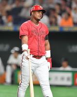 　５回、三振に倒れ悔しさをにじませるモンテロ（撮影・開出牧）