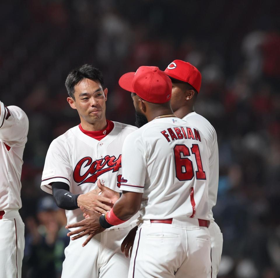 　ＮＰＢ通算３００二塁打を達成し、ファビアンから祝福される秋山（撮影・市尻達拡）