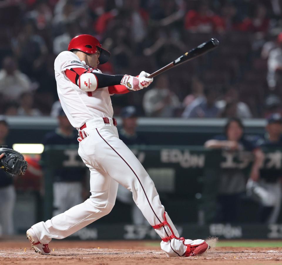 　９回、左翼線への二塁打を放つ秋山（撮影・市尻達拡）