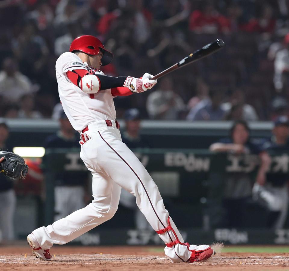 　９回、左翼線への二塁打を放つ秋山（撮影・市尻達拡）