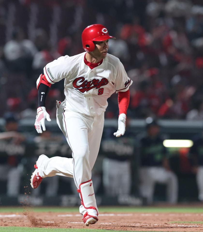 　９回、左翼線への二塁打を放つ秋山（撮影・市尻達拡）