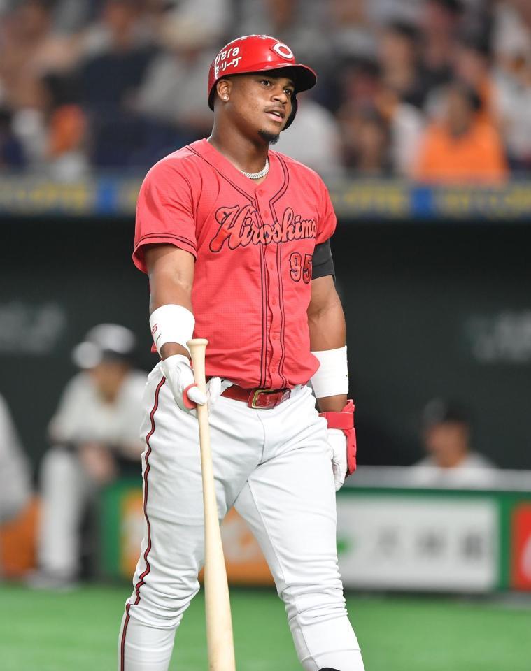 　５回、三振に倒れ悔しさをにじませるモンテロ（撮影・開出牧）