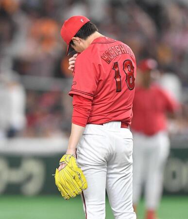 　８回、キャベッジにソロを打たれ肩を落とす森下（撮影・開出牧）