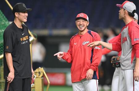 　試合前、談笑する（左から）坂本、菊池、秋山（撮影・開出牧）