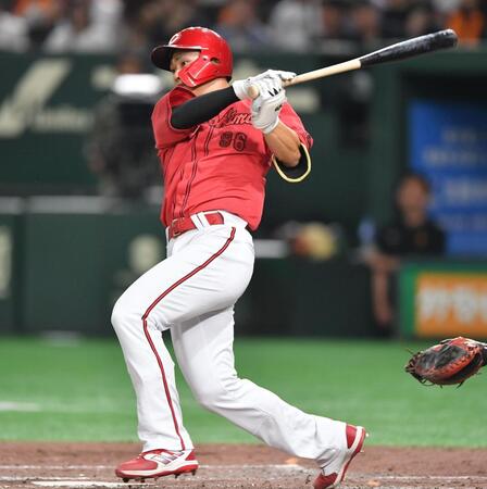 　８回、左前打を放つ中村奨（撮影・開出牧）