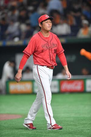 　９回、投手交代を告げた新井監督（撮影・開出牧）