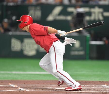 　３回、左越え超え三塁打を放つ中村奨（撮影・開出牧）