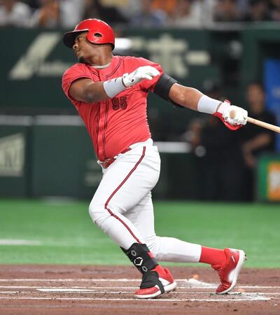 　２回、ピッチャー強襲の内野安打を放つモンテロ（撮影・開出牧）