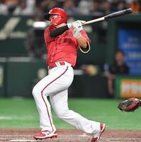 　８回、左前打を放つ中村奨（撮影・開出牧）