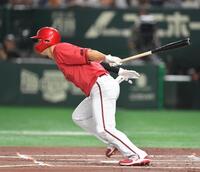 　３回、左越え超え三塁打を放つ中村奨（撮影・開出牧）