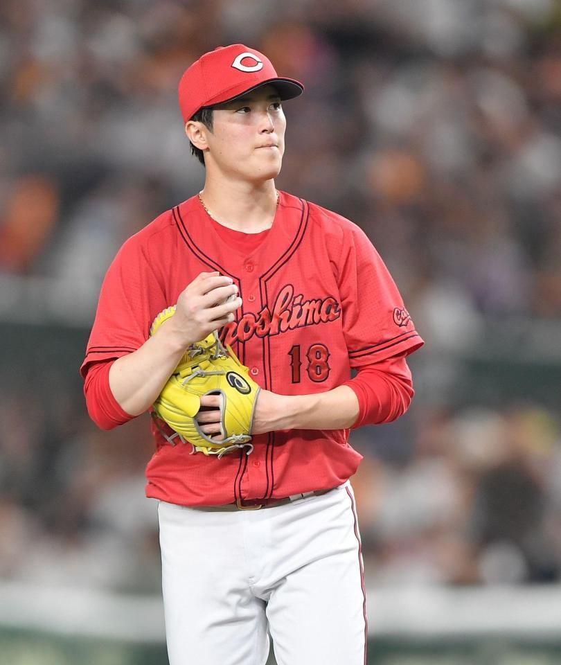 　８回、代打・キャベッジに先制の右越えソロを打たれ悔しそうにネット裏のスコアボードを見つめる森下（撮影・開出牧）