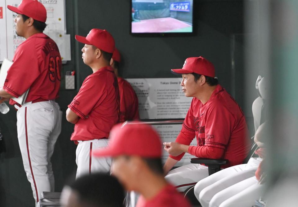 　ベンチで戦況を見守る新井監督（後方右）＝撮影・開出牧