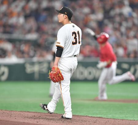 　６回、中村奨（後方）に同点の左越えソロを打たれた赤星（撮影・開出牧）