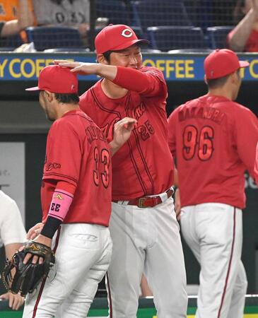 　巨人に勝利し、菊池の頭をなでる新井監督